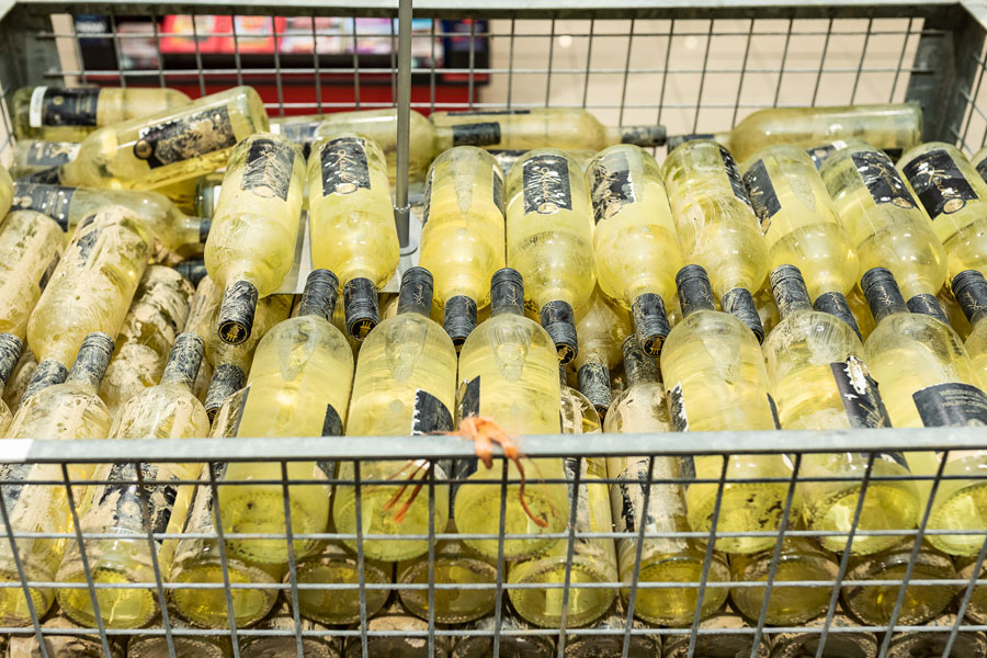Flutwein Flaschen im Einkaufswagen